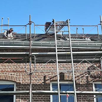 ouvrier travaillant sur le toit